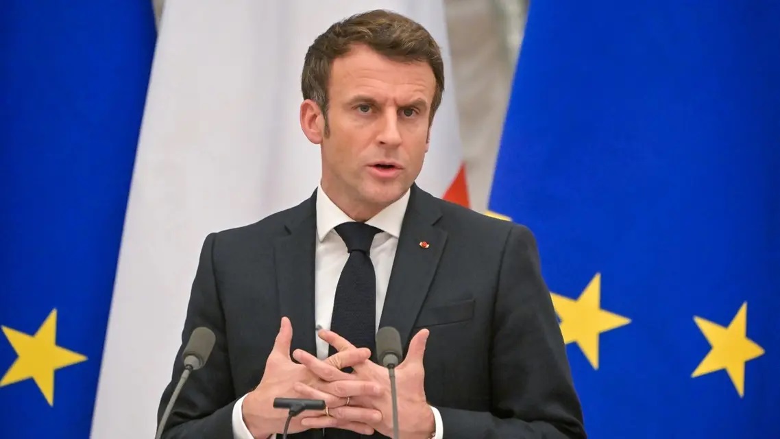 الرئيس الفرنسي يؤكد استحالة دفع ثمن الغاز الروسي بالعملة الروسية الروبل